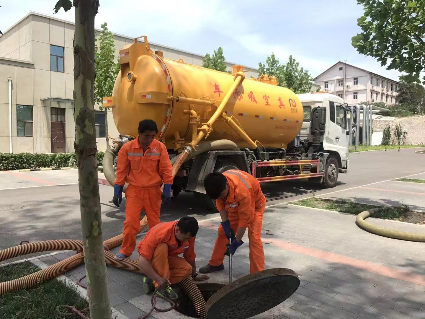 盘龙管道疏通车停在窨井附近