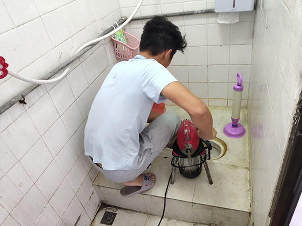 盘龙管道堵塞冒臭气 专业师傅现场解决问题