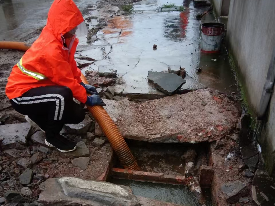 盘龙专业清理污水池 炜誉市政以规范流程守护城市 “肠道”