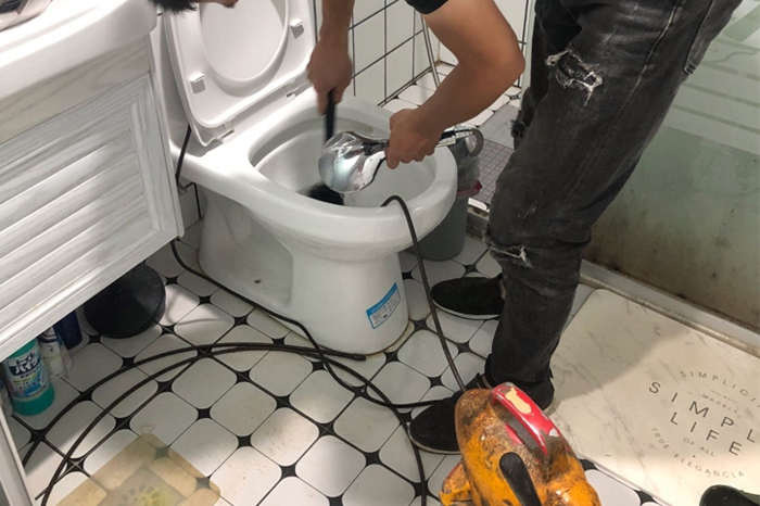 盘龙马桶堵塞自己疏通还是找师傅?专业上门服务让你省时更省心